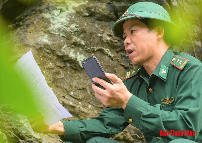 Thanh Hóa: Trung tá Biên phòng dùng vách núi làm phòng thu âm tuyên truyền phòng chống COVID-19