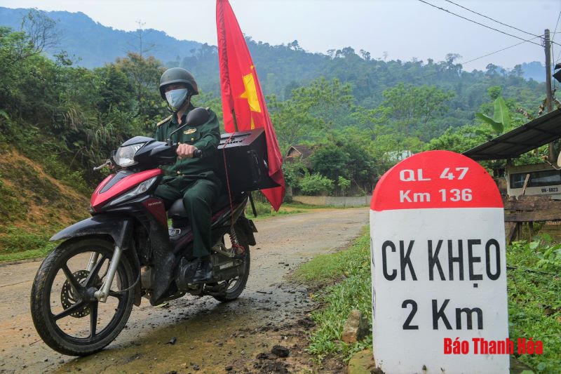 Thanh Hóa: Trung tá Biên phòng dùng vách núi làm phòng thu âm tuyên truyền phòng chống COVID-19