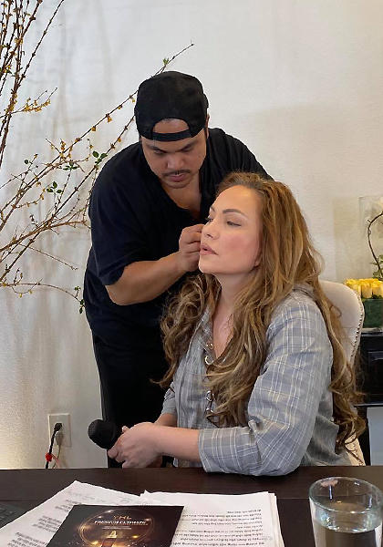 Bạn trai hỗ trợ Thanh Hà gắn thiết bị âm thanh trong đêm nhạc livestream 4/4. Ảnh: Nhân vật cung cấp.