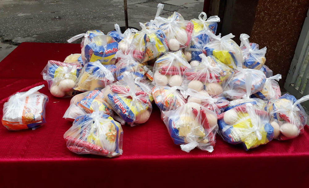 Người Hà Nội phát đồ ăn miễn phí: 'Cảm ơn các cháu, cô không lo đói nữa rồi'