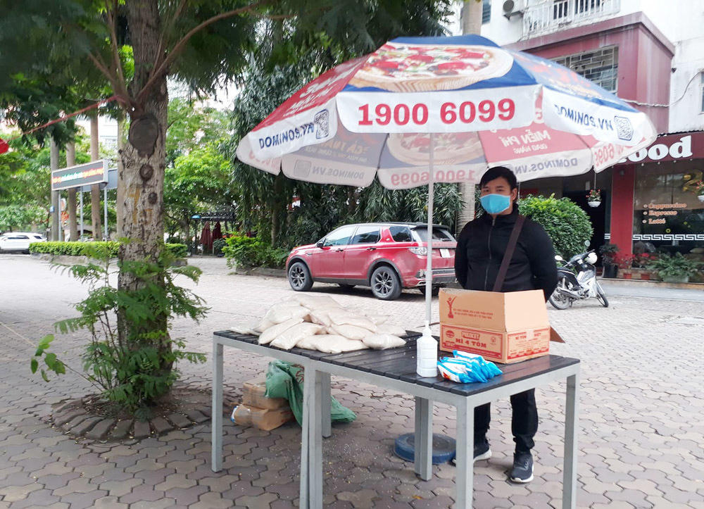 Người Hà Nội phát đồ ăn miễn phí: 'Cảm ơn các cháu, cô không lo đói nữa rồi'