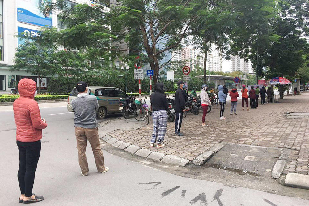 Người Hà Nội phát đồ ăn miễn phí: 'Cảm ơn các cháu, cô không lo đói nữa rồi'