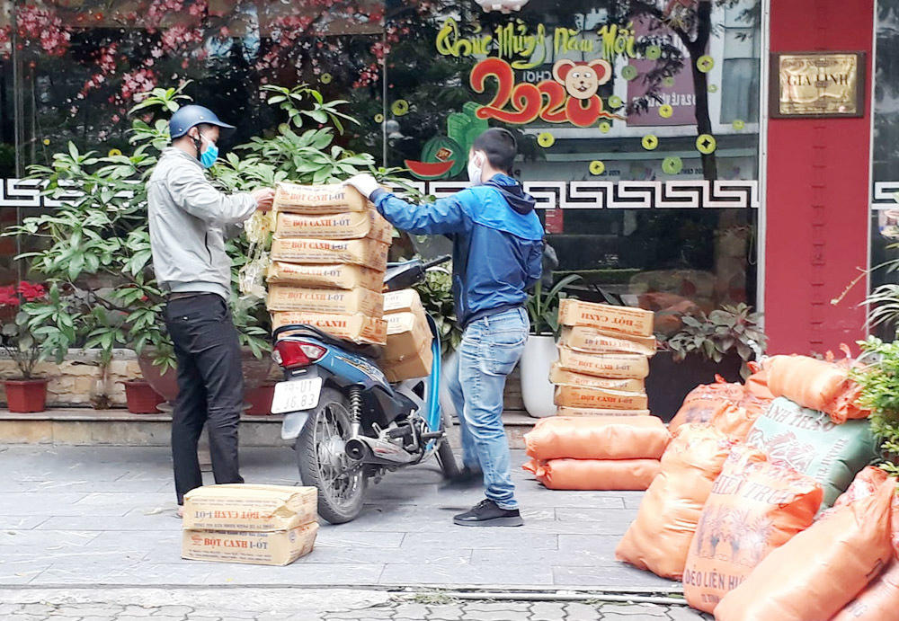 Người Hà Nội phát đồ ăn miễn phí: 'Cảm ơn các cháu, cô không lo đói nữa rồi'
