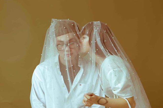 bi chong sap cuoi phan boi, co dau xinh dep cuoi luon phu re kem 5 tuoi hinh anh 3