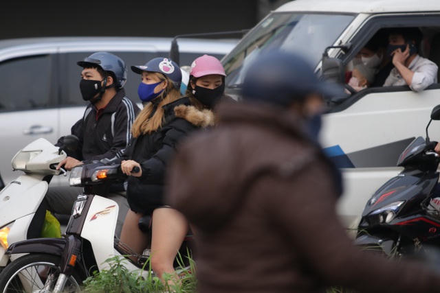 Hà Nội: Dòng người nườm nượp đổ ra đường như chưa hề có lệnh cách ly - 6