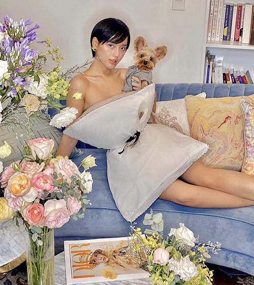 Sau một ngày trend biến gối thành áo váy sexy thu hút trên mạng xã hội, Khánh Linh và nhiều người đẹp Việt cũng hăng hái tham gia thử thách.