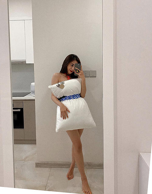 Bắt sóng trễ nhịp so với hội bạn thân, vì thế Salim chọn thêm các kiểu huy hiệu xinh xắn để khiến chiếc gối của cô hút mắt hơn.