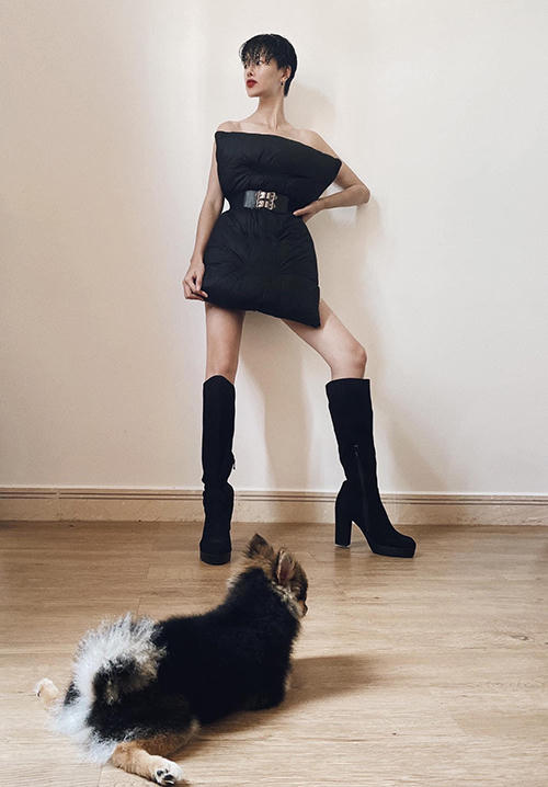 Hà Kino chọn bốt đen cao cổ để mix màu ton-sur-ton cùng gối. Ngày từ khi có lệnh hạn chế tụ tập nơi đông người, Hà Kino tuân thủ khá nghiêm ngặt quy định giãn cách xã hội để bảo vệ sức khoẻ của bản thân và cộng đồng.