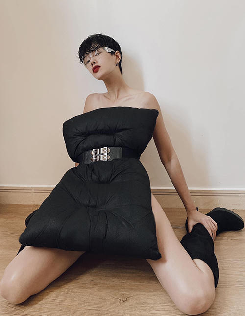 Khi nhận được lời thách thức, Hà Kino không ngại biến mẫu gối đen thành váy gợi cảm. Người mẫu chọn thêm kính bảo hộ, dây lưng to bản để mix đồ.