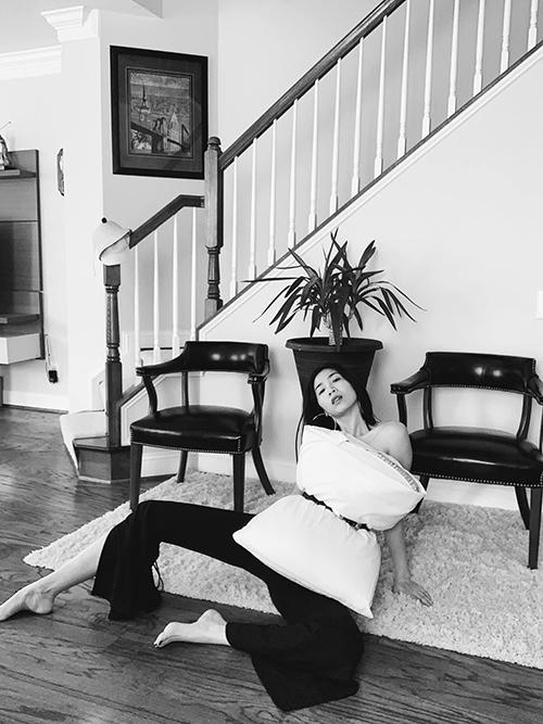 Tạo dáng ấn tượng trong phòng khách, Huỳnh Nu còn kêu gọi Mâu Thuỷ và hội bạn thân tham gia thử thách thời trang bằng gối giữa dịch Covid-19.