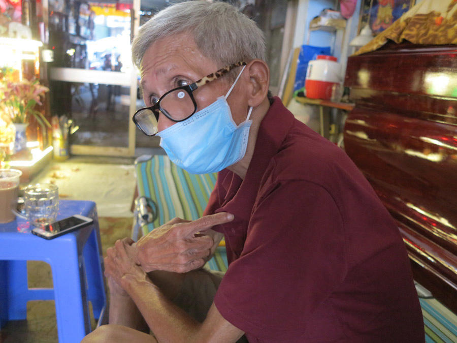 Ông lão vô gia cư được vợ chồng bà chủ ở Sài Gòn nhận nuôi