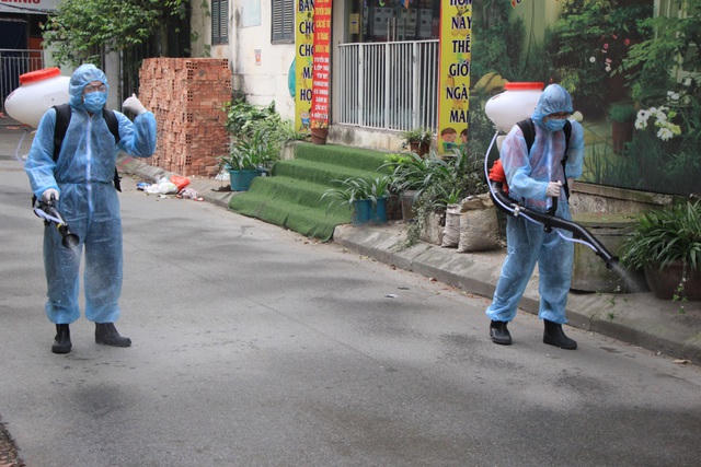 Hà Nội: Lấy mẫu xét nghiệm nhanh Covid-19 150 người tại chợ Ngã Tư Sở - 10