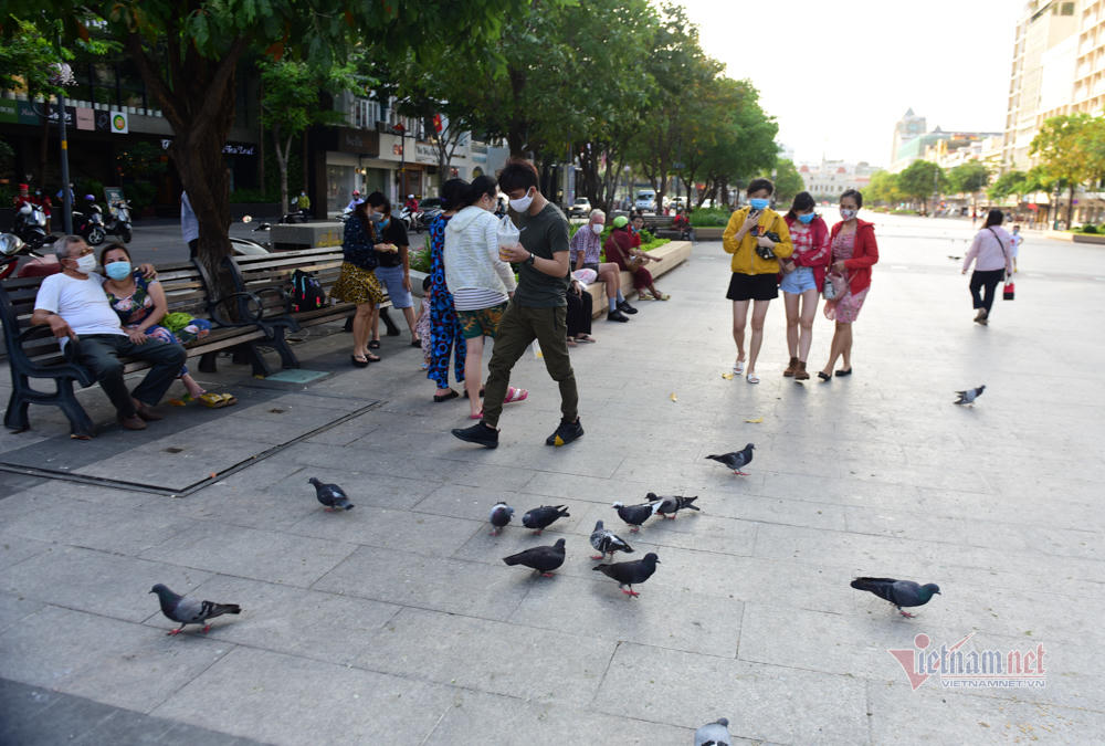 Ăn nhậu tràn lan trên vỉa hè ở Sài Gòn
