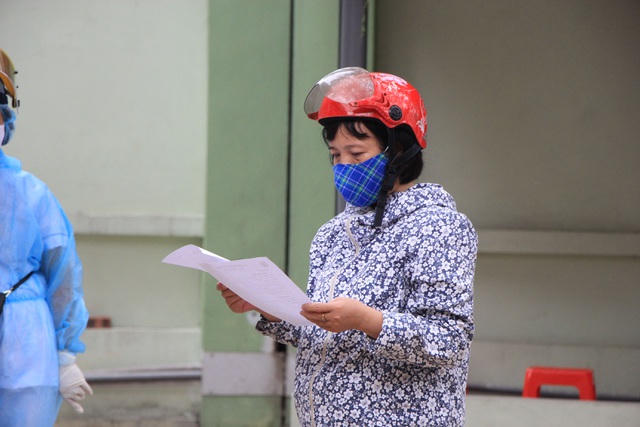 Hà Nội: Lấy mẫu xét nghiệm nhanh Covid-19 150 người tại chợ Ngã Tư Sở - 3