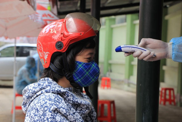 Hà Nội: Lấy mẫu xét nghiệm nhanh Covid-19 150 người tại chợ Ngã Tư Sở - 7