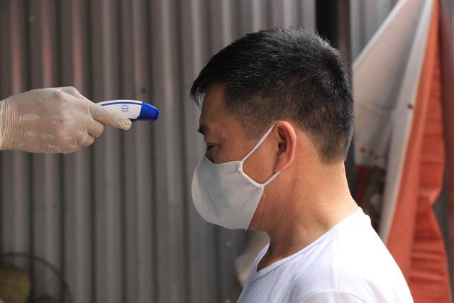 Hà Nội: Lấy mẫu xét nghiệm nhanh Covid-19 150 người tại chợ Ngã Tư Sở - 9