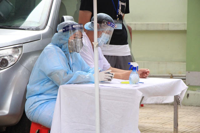 Hà Nội: Lấy mẫu xét nghiệm nhanh Covid-19 150 người tại chợ Ngã Tư Sở - 5