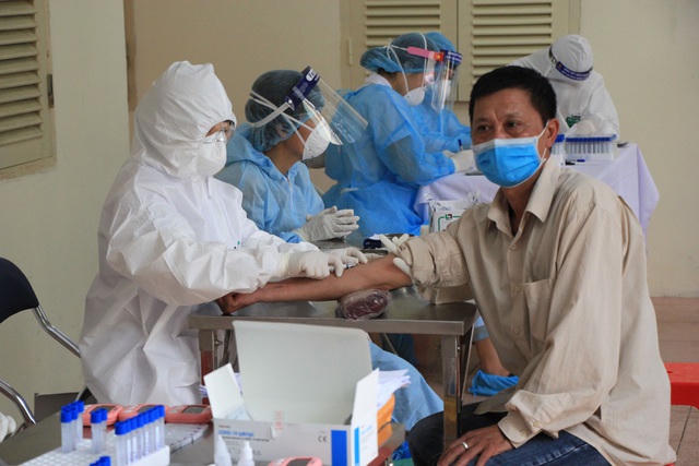 Hà Nội: Lấy mẫu xét nghiệm nhanh Covid-19 150 người tại chợ Ngã Tư Sở - 4