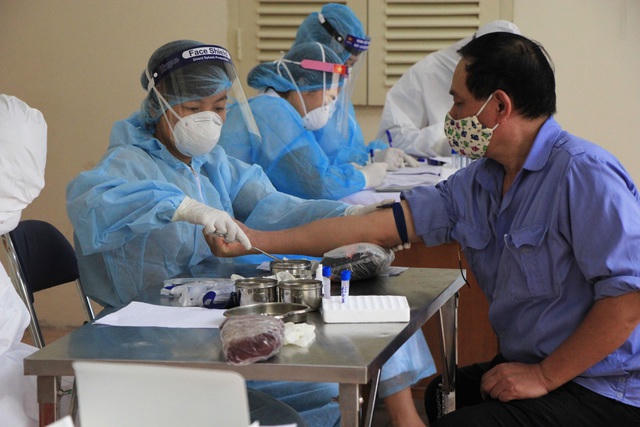 Hà Nội: Lấy mẫu xét nghiệm nhanh Covid-19 150 người tại chợ Ngã Tư Sở - 1