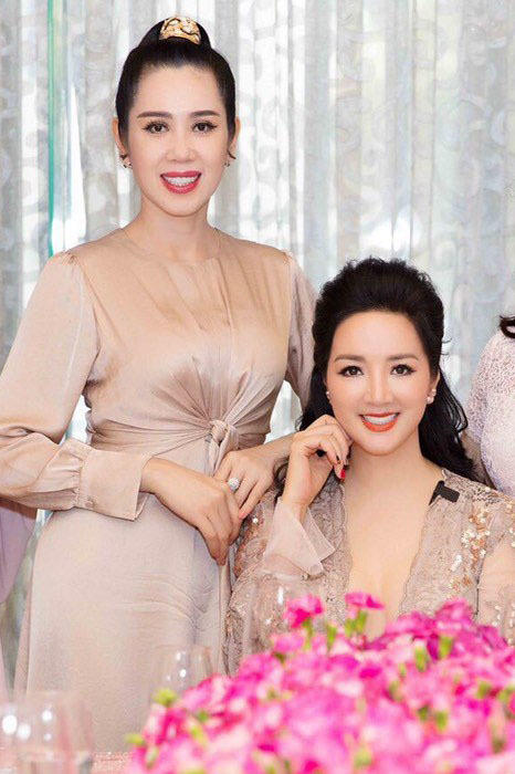 Á hậu Vi Thị Đông bỏ showbiz làm tiếp viên hàng không, U50 vẫn đẹp