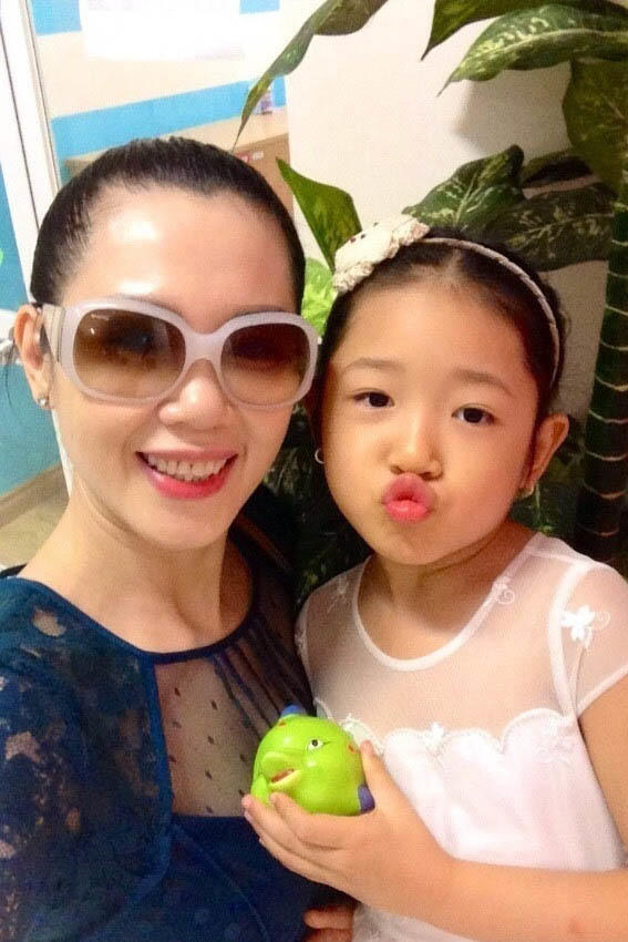 Á hậu Vi Thị Đông bỏ showbiz làm tiếp viên hàng không, U50 vẫn đẹp