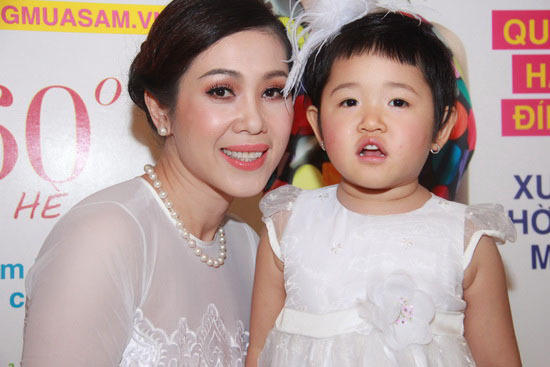 Á hậu Vi Thị Đông bỏ showbiz làm tiếp viên hàng không, U50 vẫn đẹp