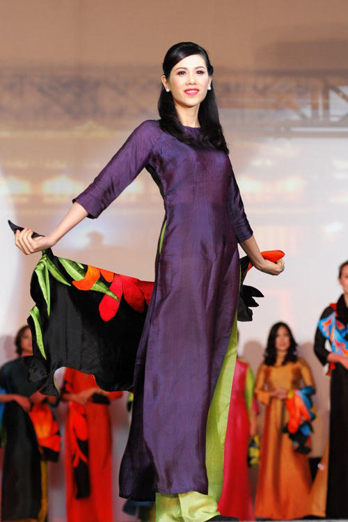 Á hậu Vi Thị Đông bỏ showbiz làm tiếp viên hàng không, U50 vẫn đẹp