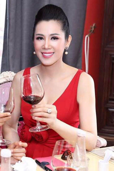 Á hậu Vi Thị Đông bỏ showbiz làm tiếp viên hàng không, U50 vẫn đẹp