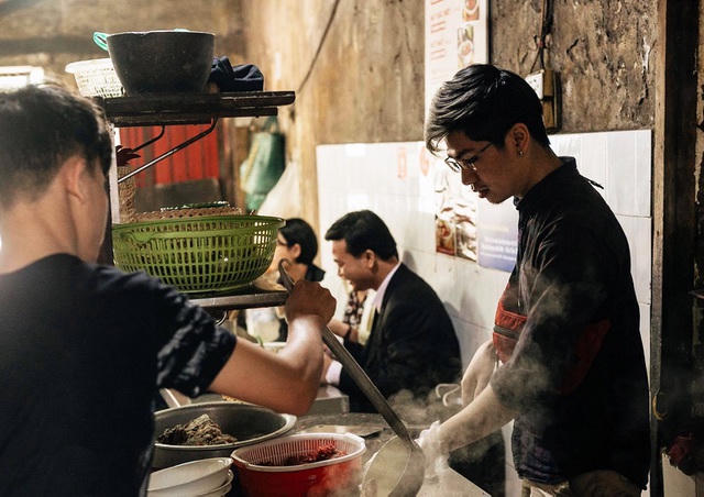 Hà Nội dừng cách ly xã hội: Chủ hàng phở dậy từ 2 giờ, thái thịt xuyên đêm - 1