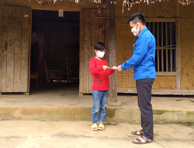 'Shipper đặc biệt' mang bài tập đến tận nhà cho học sinh