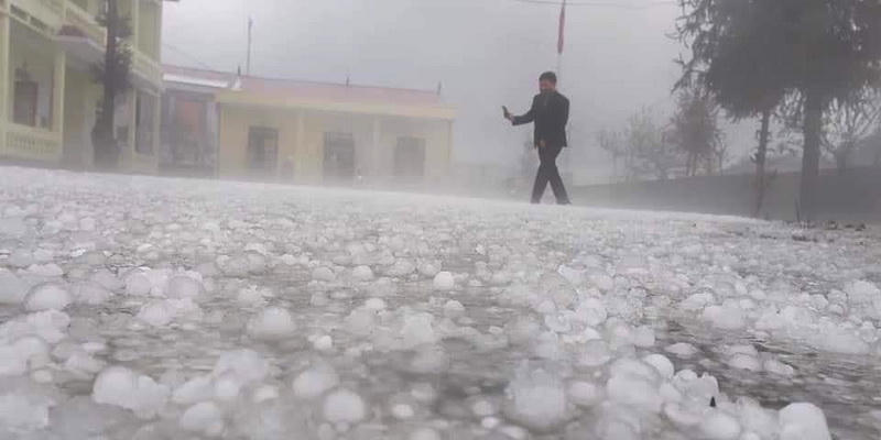 Mưa đá trắng xóa tại Phong Thổ. Ảnh: Tây Bắc 24h
