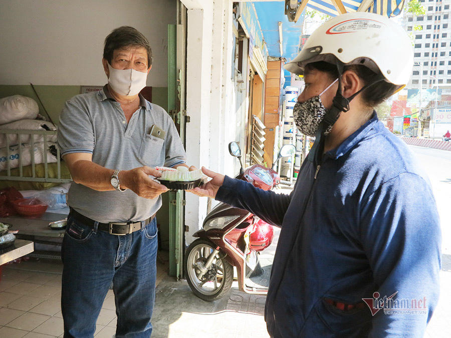 'Đồ từ thiện là của người nghèo, xin nhà giàu đừng nhận'