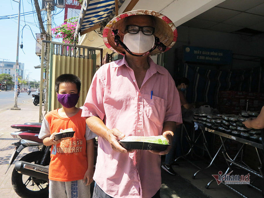 'Đồ từ thiện là của người nghèo, xin nhà giàu đừng nhận'