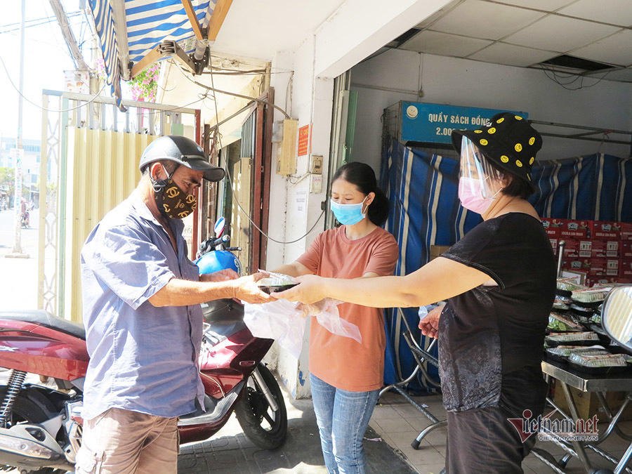 'Đồ từ thiện là của người nghèo, xin nhà giàu đừng nhận'