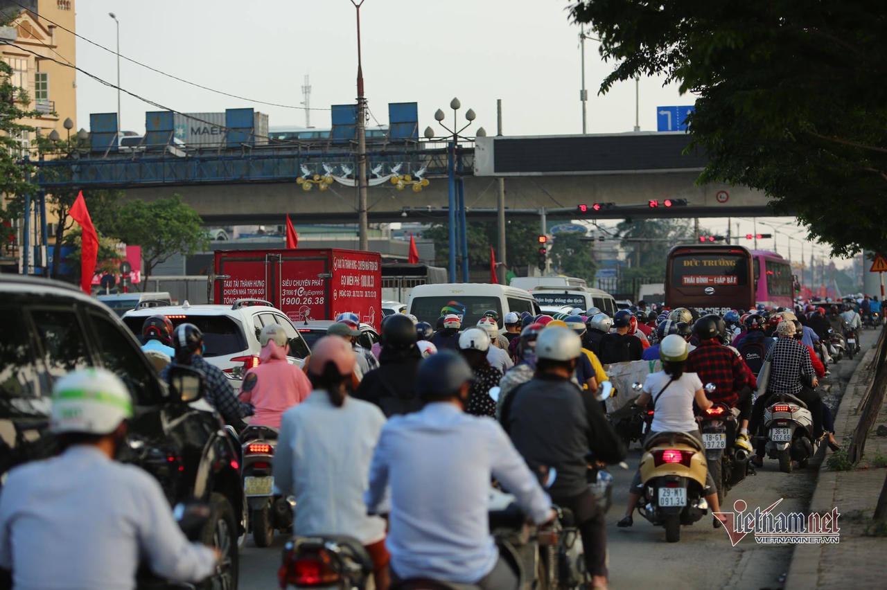 Nghỉ lễ 30/4, đông nghẹt bến xe, kẹt cứng đường sau nới giãn cách