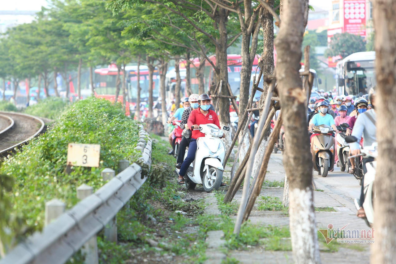 Nghỉ lễ 30/4, đông nghẹt bến xe, kẹt cứng đường sau nới giãn cách