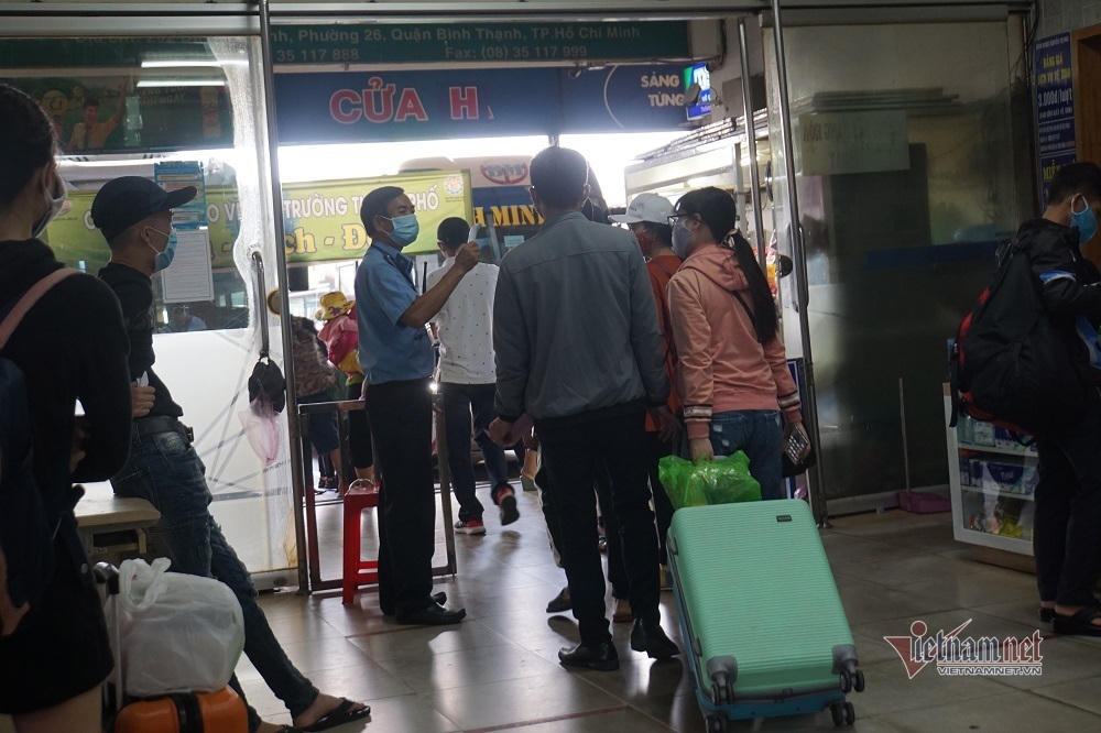 Nghỉ lễ 30/4, đông nghẹt bến xe, kẹt cứng đường sau nới giãn cách