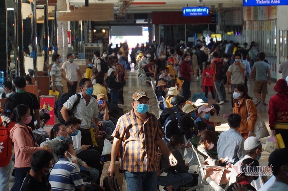 Nghỉ lễ 30/4, đông nghẹt bến xe, kẹt cứng đường sau nới giãn cách