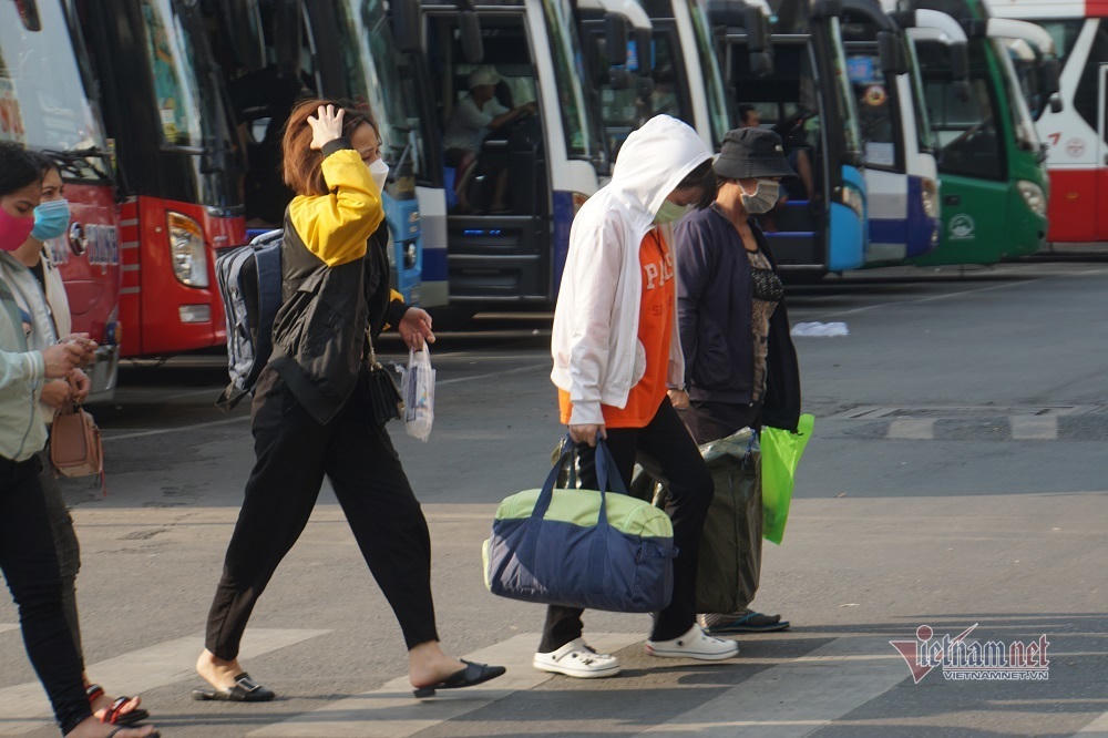 Nghỉ lễ 30/4, đông nghẹt bến xe, kẹt cứng đường sau nới giãn cách