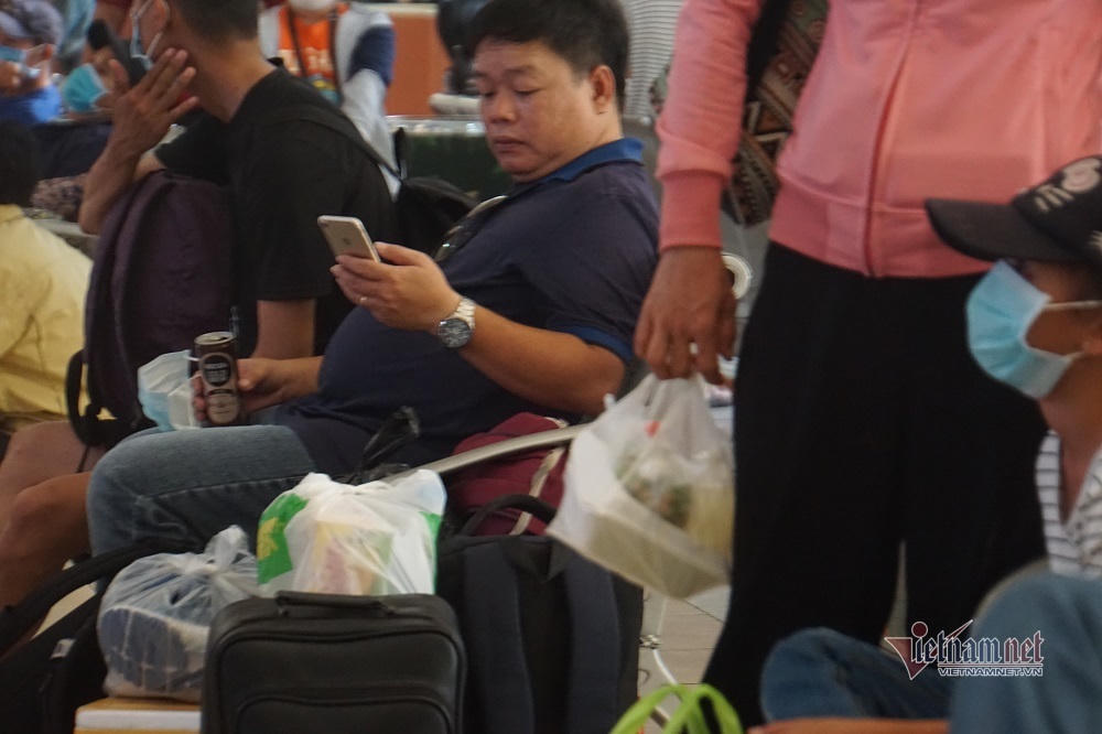 Nghỉ lễ 30/4, đông nghẹt bến xe, kẹt cứng đường sau nới giãn cách