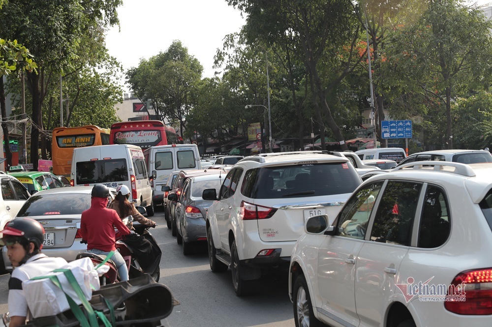 Nghỉ lễ 30/4, đông nghẹt bến xe, kẹt cứng đường sau nới giãn cách