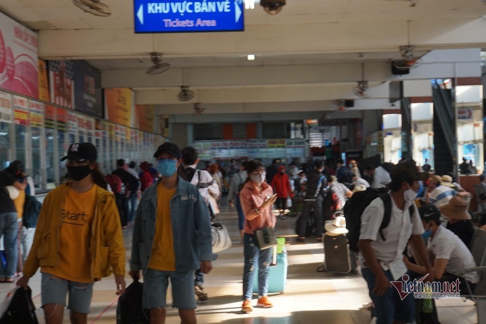 Nghỉ lễ 30/4, đông nghẹt bến xe, kẹt cứng đường sau nới giãn cách