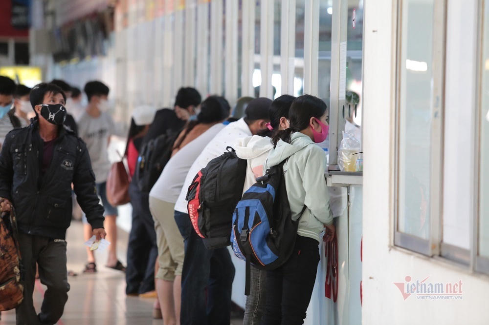 Nghỉ lễ 30/4, đông nghẹt bến xe, kẹt cứng đường sau nới giãn cách