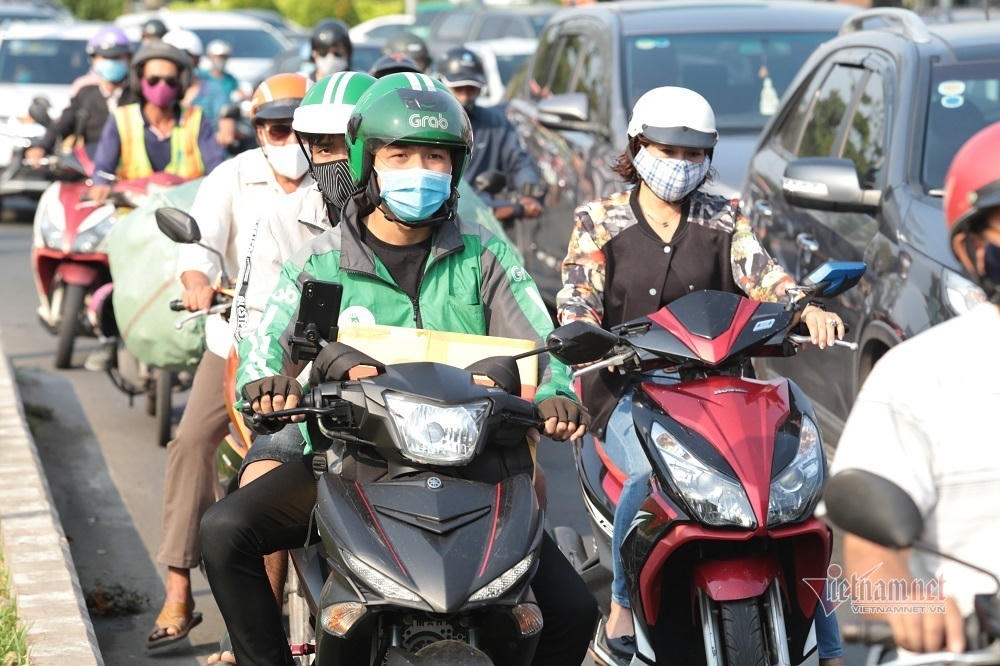 Nghỉ lễ 30/4, đông nghẹt bến xe, kẹt cứng đường sau nới giãn cách