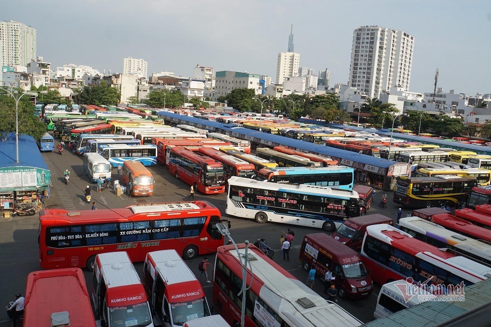 Nghỉ lễ 30/4, đông nghẹt bến xe, kẹt cứng đường sau nới giãn cách