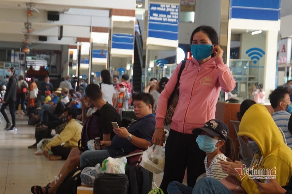 Nghỉ lễ 30/4, đông nghẹt bến xe, kẹt cứng đường sau nới giãn cách