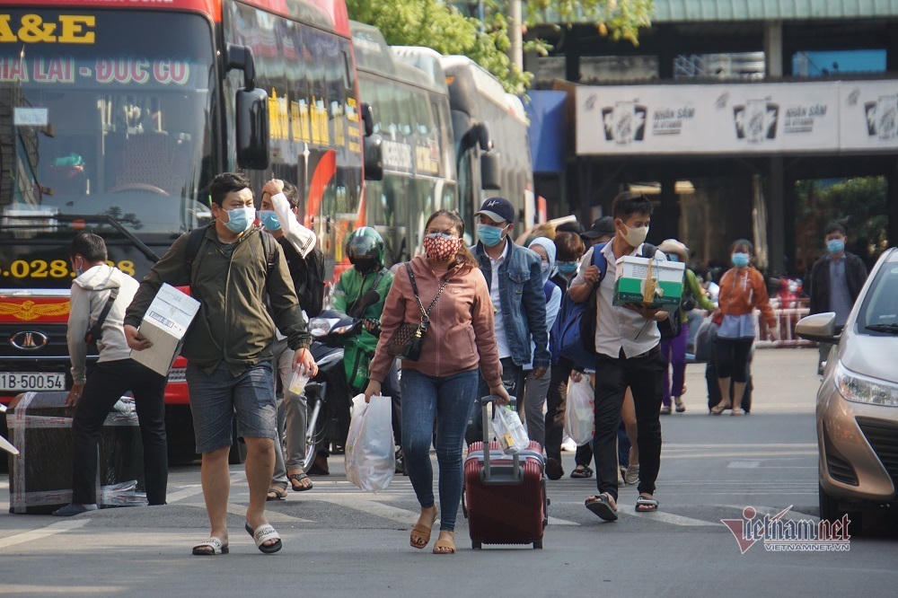 Nghỉ lễ 30/4, đông nghẹt bến xe, kẹt cứng đường sau nới giãn cách