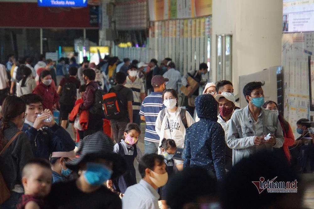 Nghỉ lễ 30/4, đông nghẹt bến xe, kẹt cứng đường sau nới giãn cách