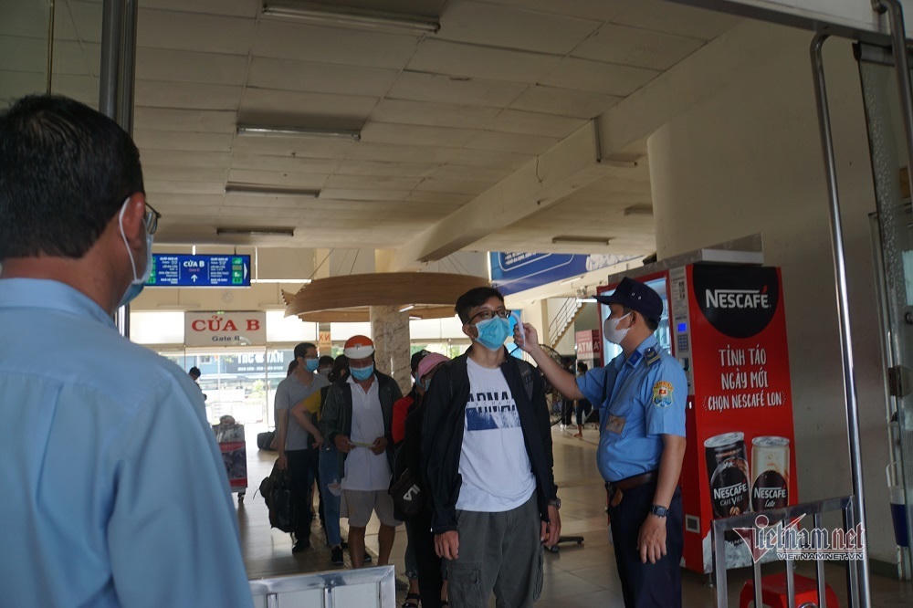 Nghỉ lễ 30/4, đông nghẹt bến xe, kẹt cứng đường sau nới giãn cách