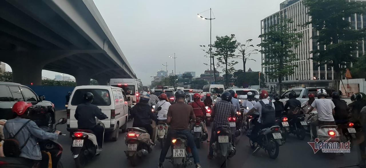 Nghỉ lễ 30/4, đông nghẹt bến xe, kẹt cứng đường sau nới giãn cách